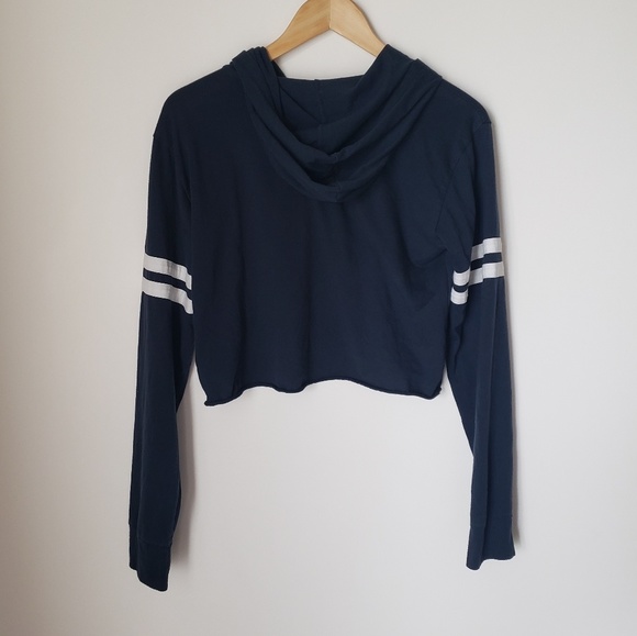 Hollister | Cropped Hoodie Sweater Graphic Tee - Picture 3 of 4
